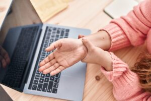 झनझनाहट और सुन्नपन B12 की कमी se Hand Tremors - When is It a Serious Condition
